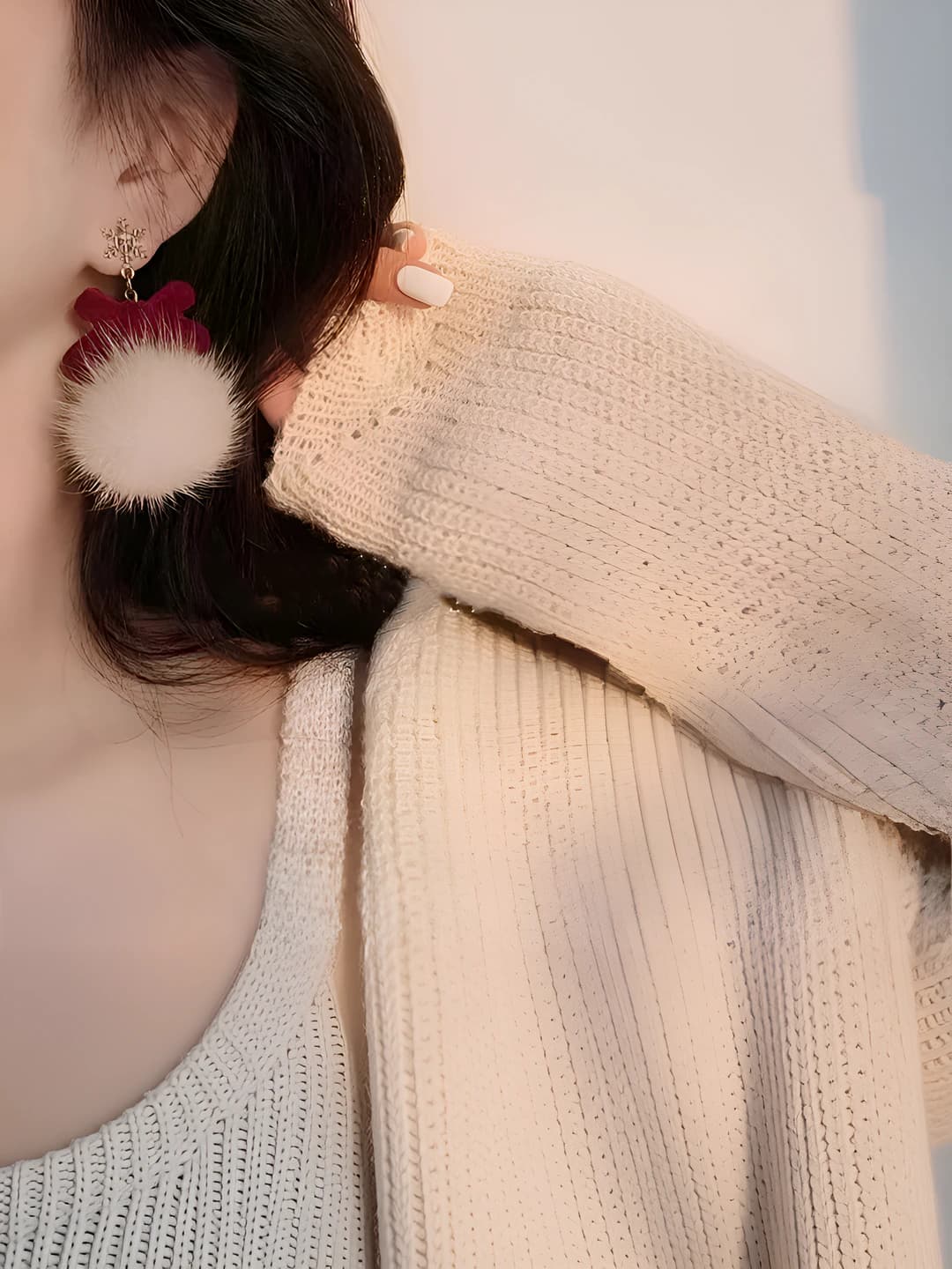 Short bow pom-pom stud earrings
