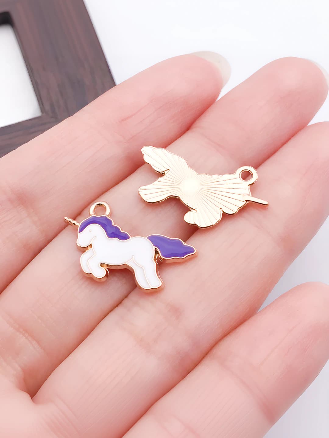 1 dona binafsha-oq yuguruvchi unicorn, 14x17mm, 0.9g