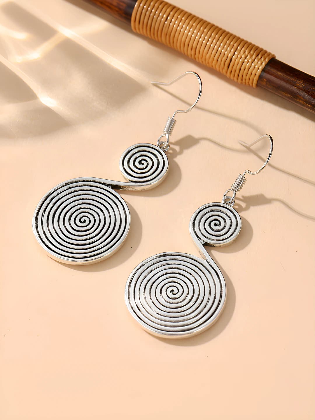 Ayollar uchun geometrik spiral ziraklar: mis, retro uslub