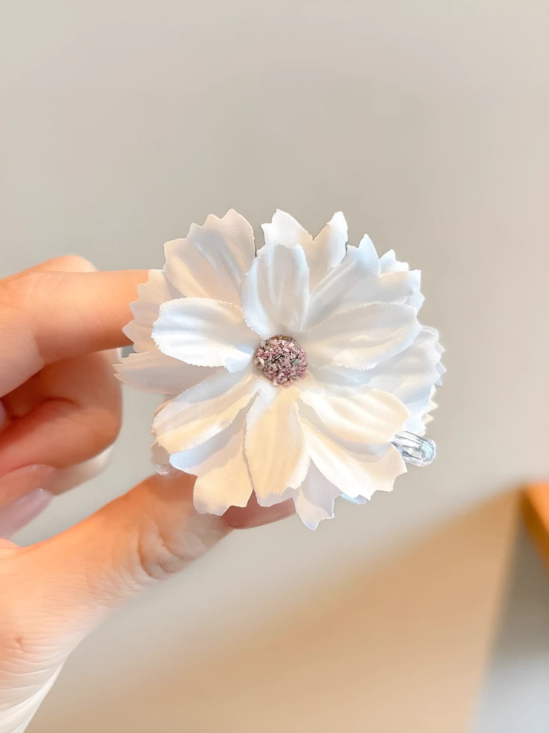 1 White small clip 4 cm