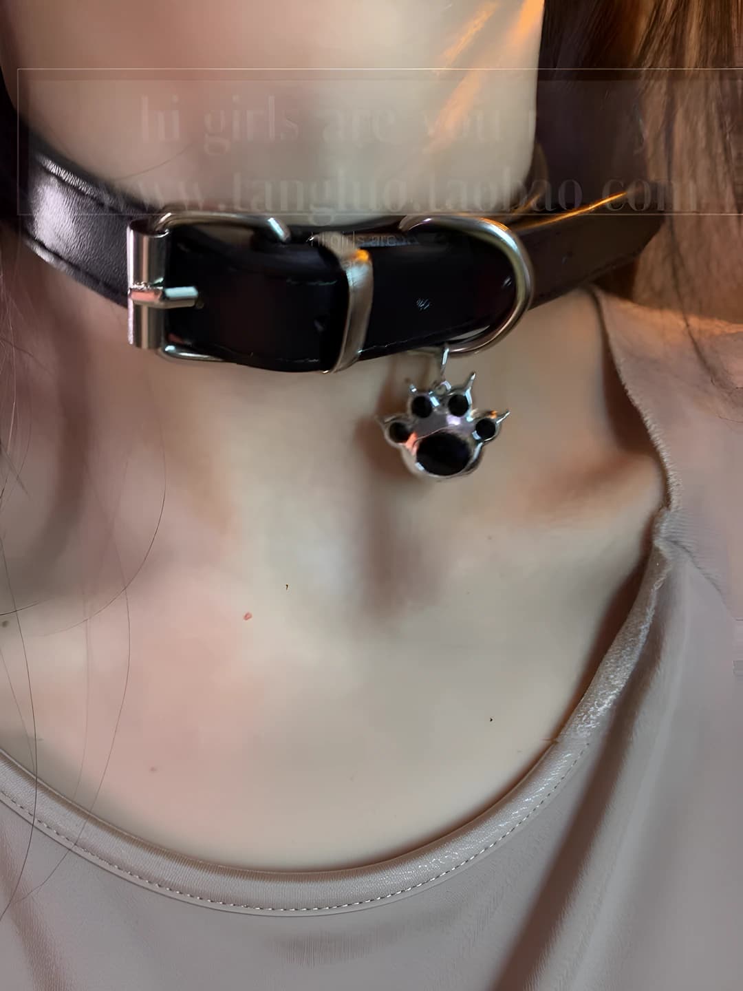 Women's leather choker with cat paw charm, Y2K style, clavicle chain