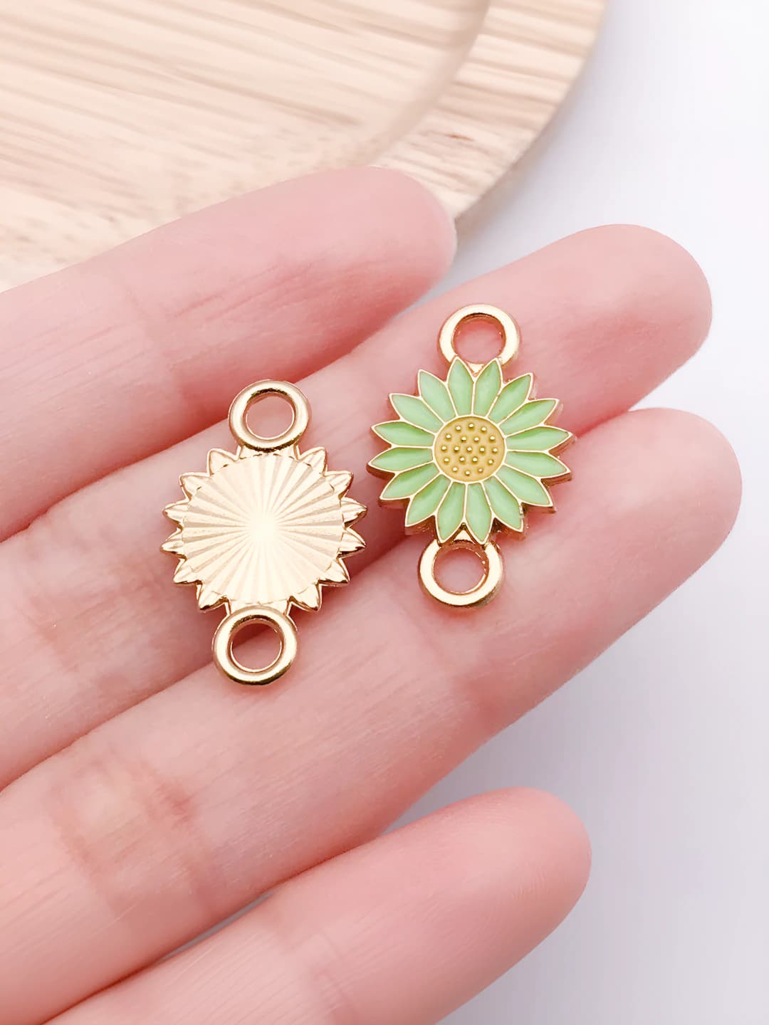 1 pc Green double sunflower 21x13x1mm-0.85g