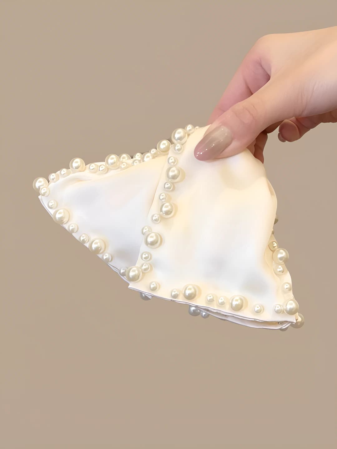 Бусины белый - 13 cm