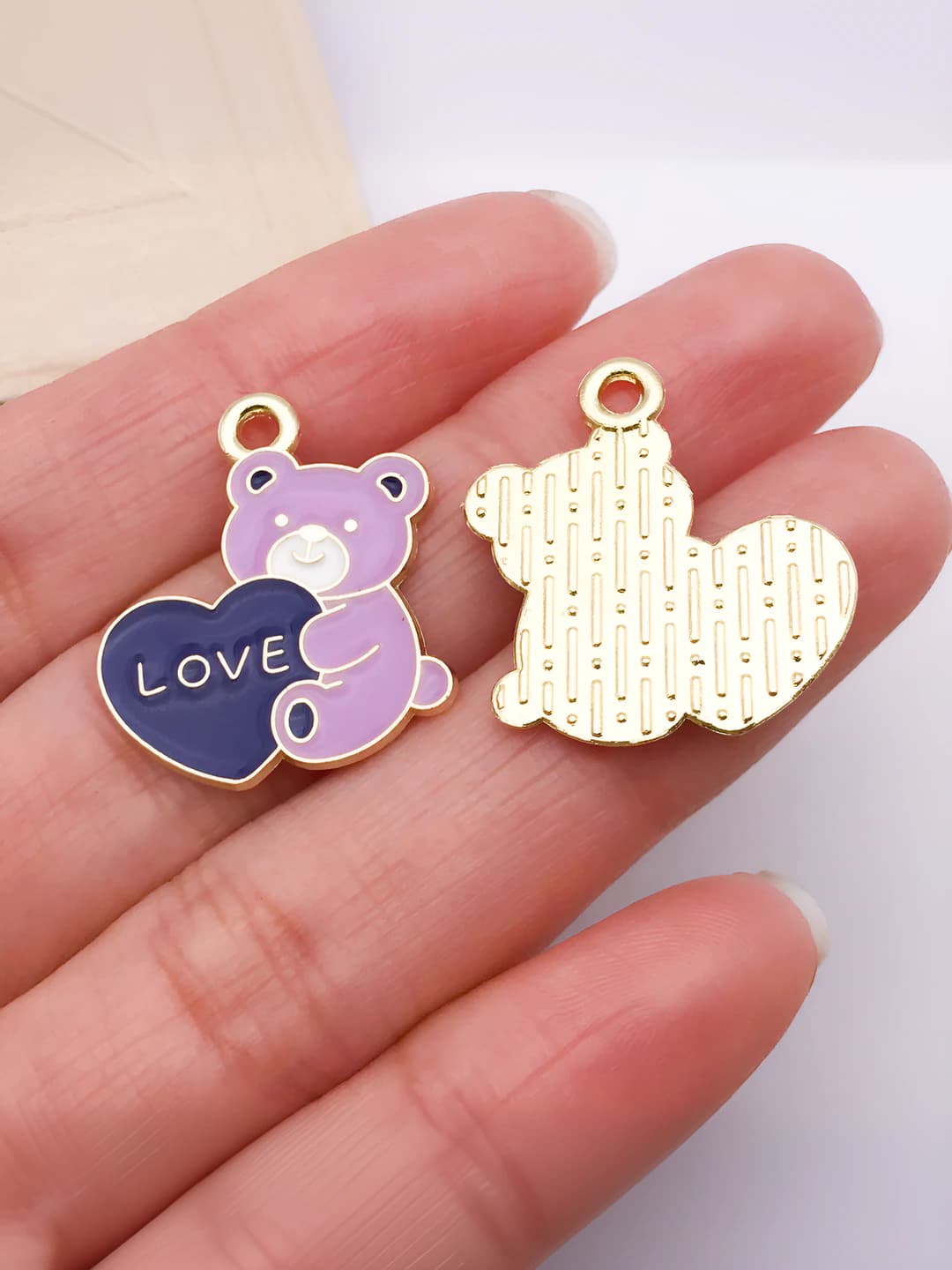 Binafsha LOVE ayiq, 23x20mm