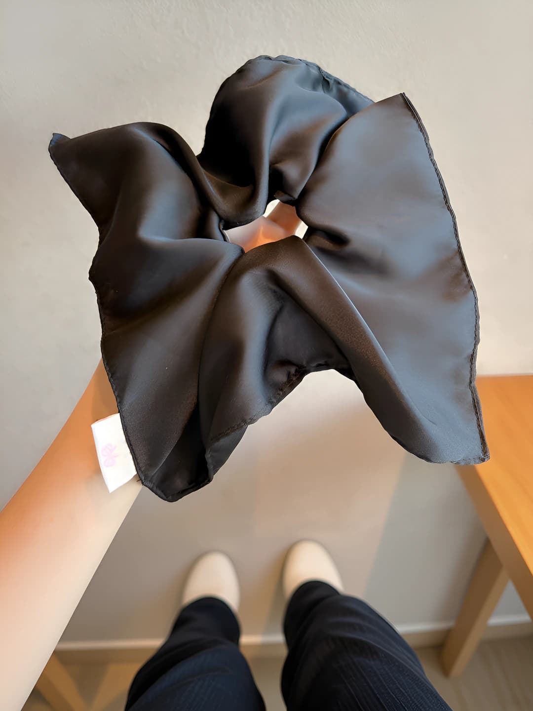 1# Satin kvadrat mato qora 22 sm