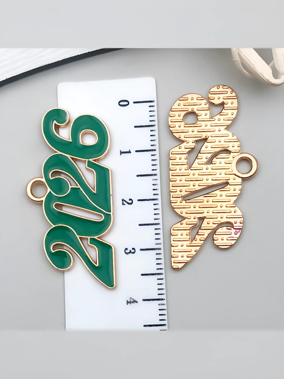 1 шт большой KC золото зелёный, цифра 2026, 18x37mm, 2.35g