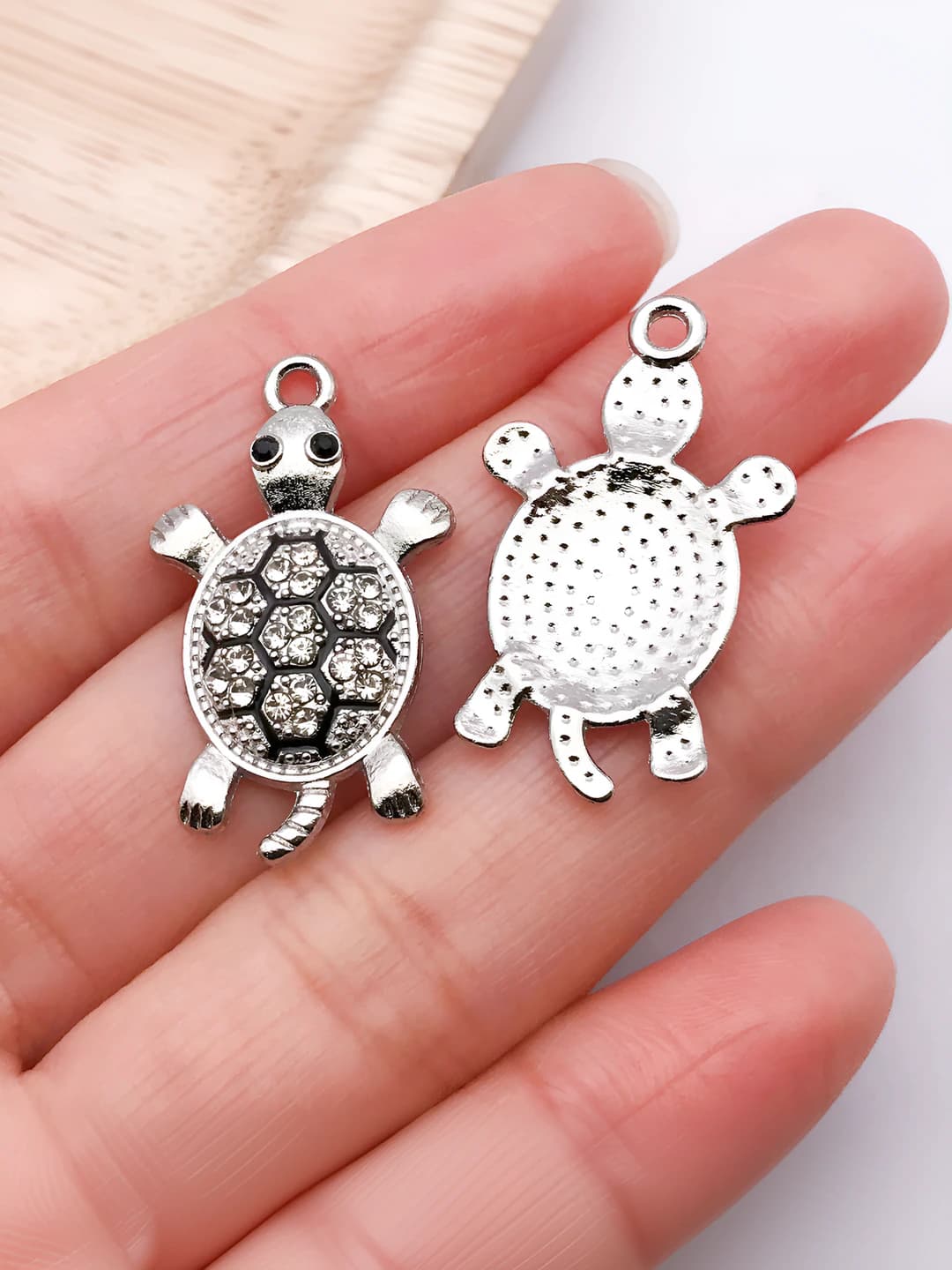 White k black drop diamond turtle 29x17mm-1.9g