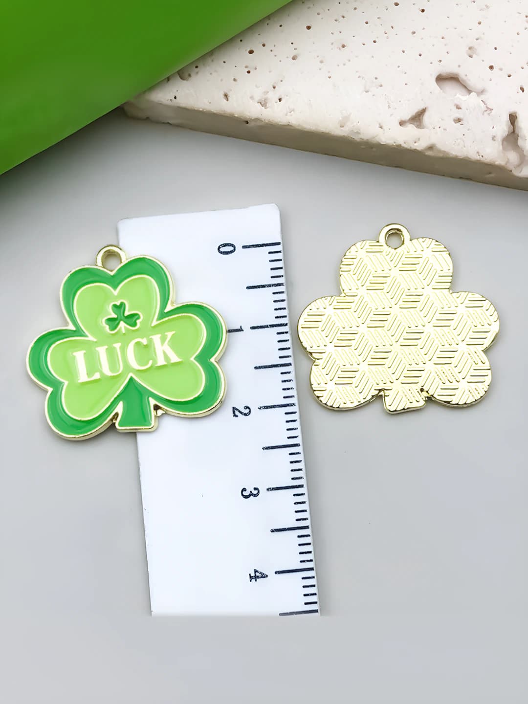 1 pc green enamel Irish clover 25x23mm-2.8g