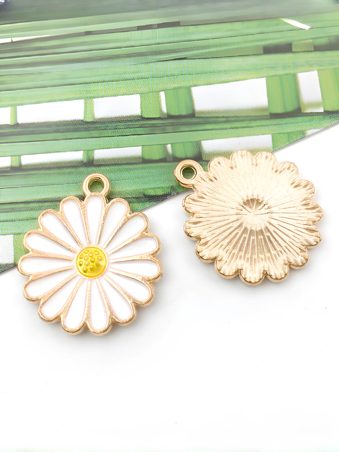 White daisy 18x21mm