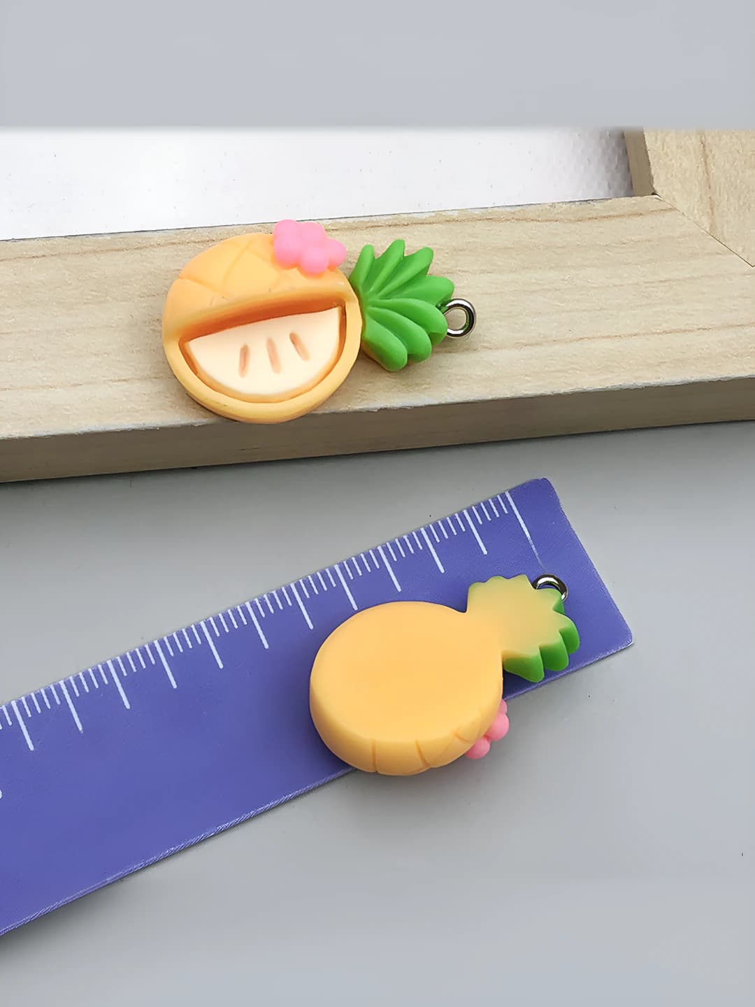 Yellow pineapple, 18x29mm