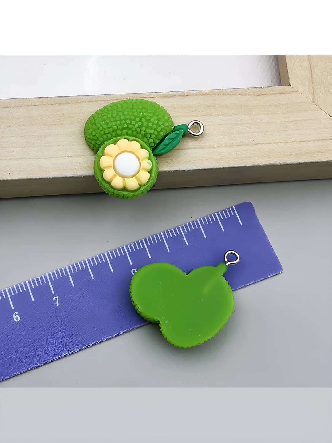 1 pc Green resin jackfruit 24x28mm-2.3g-24236