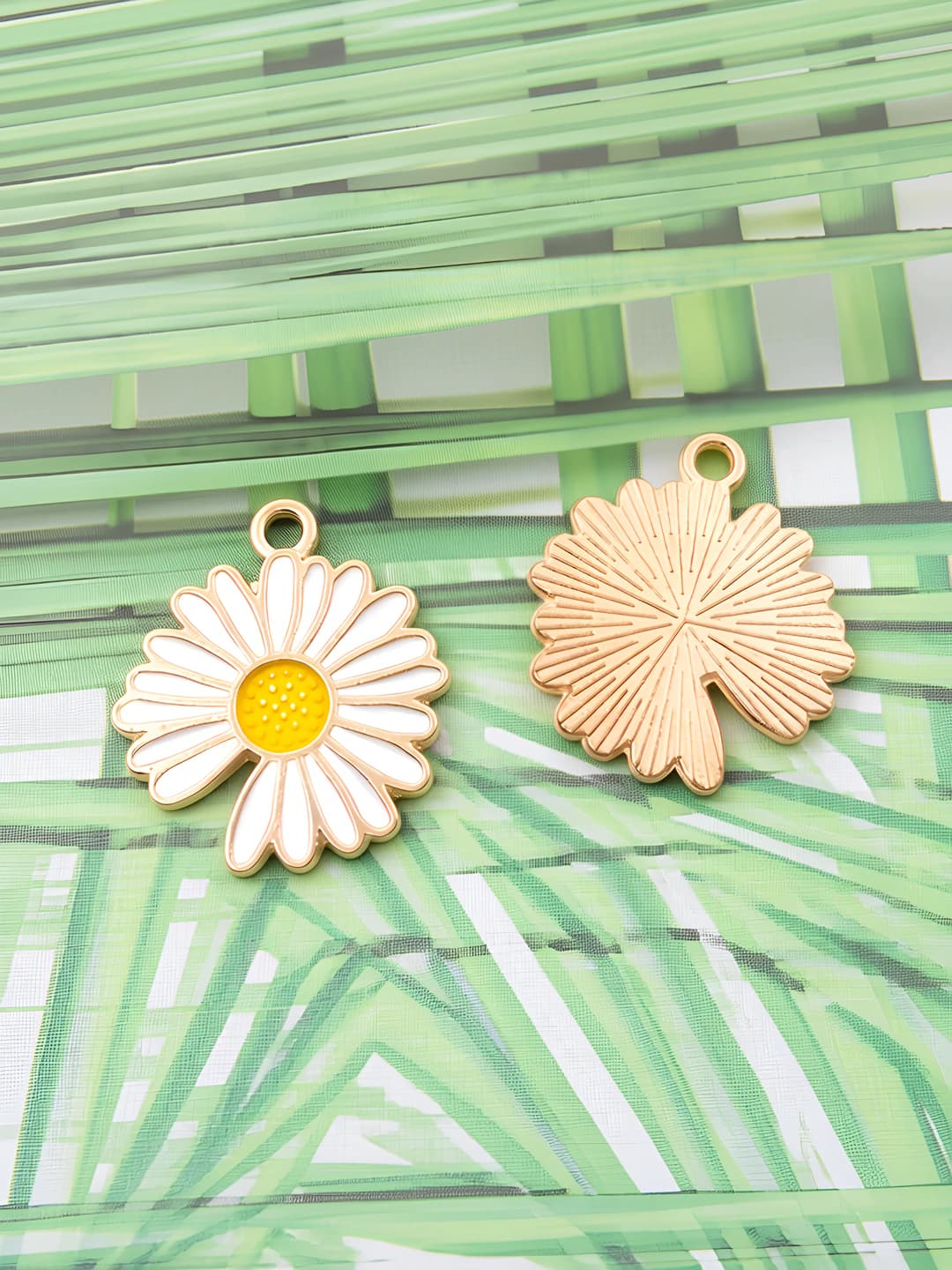 Open white daisy 18x21mm