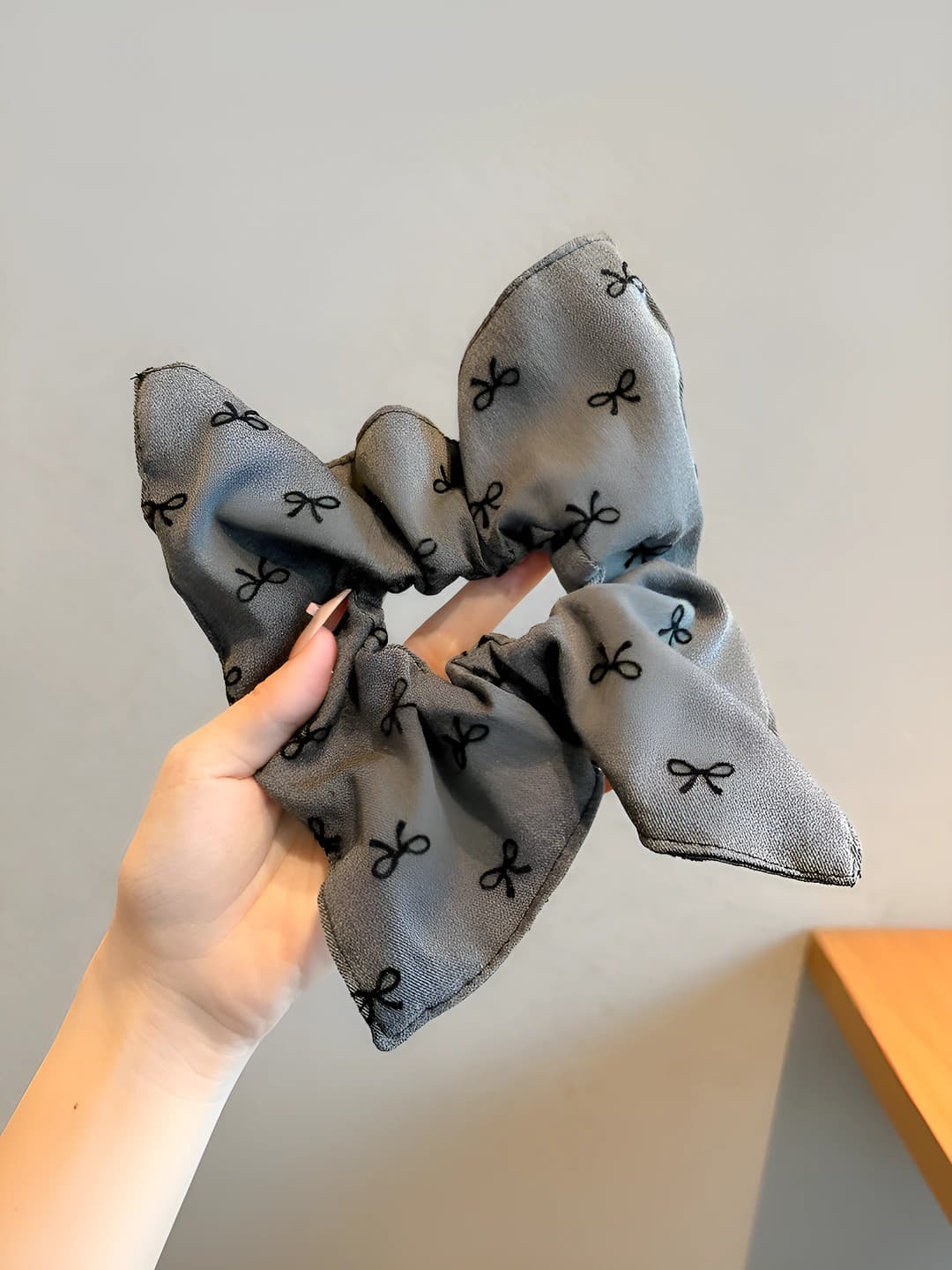 1# Grey bow square