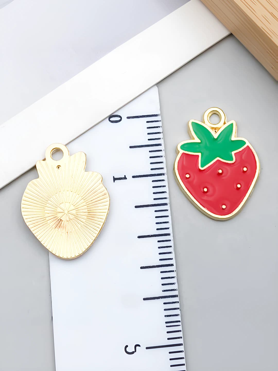 Red, strawberry with light green leaf, 19x14mm, 1.1g