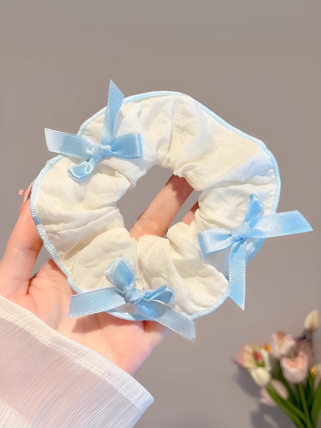 Blue-white bow, white 10 cm