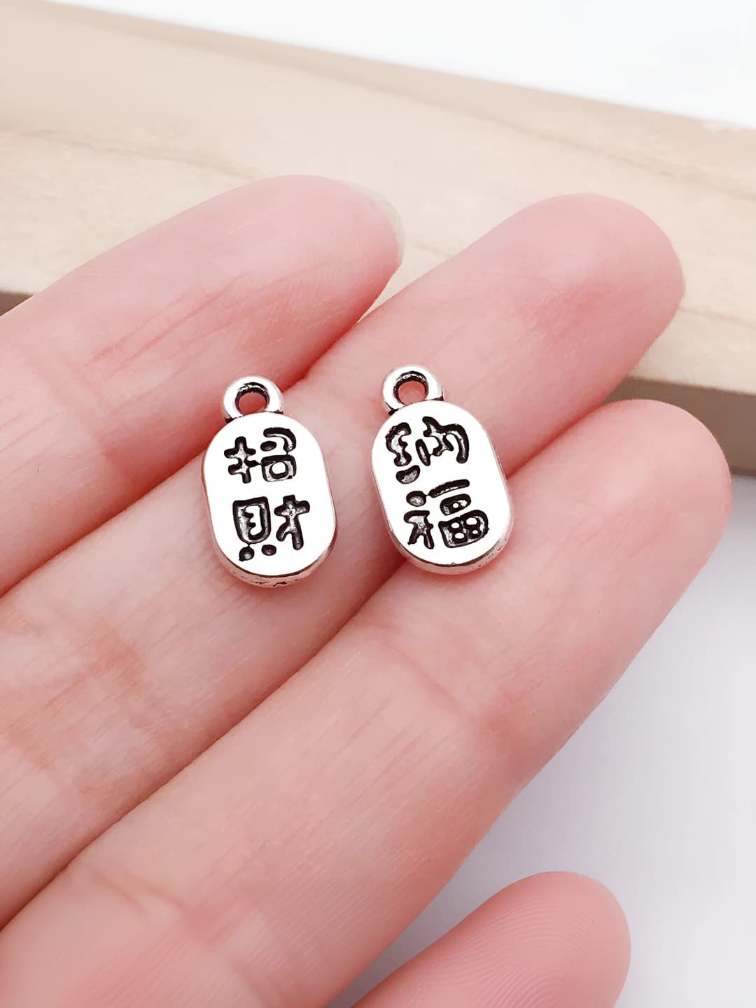 1 dona qadimiy kumush bir tomon boylik ikkinchi tomon baxt 7x13mm-0.5g