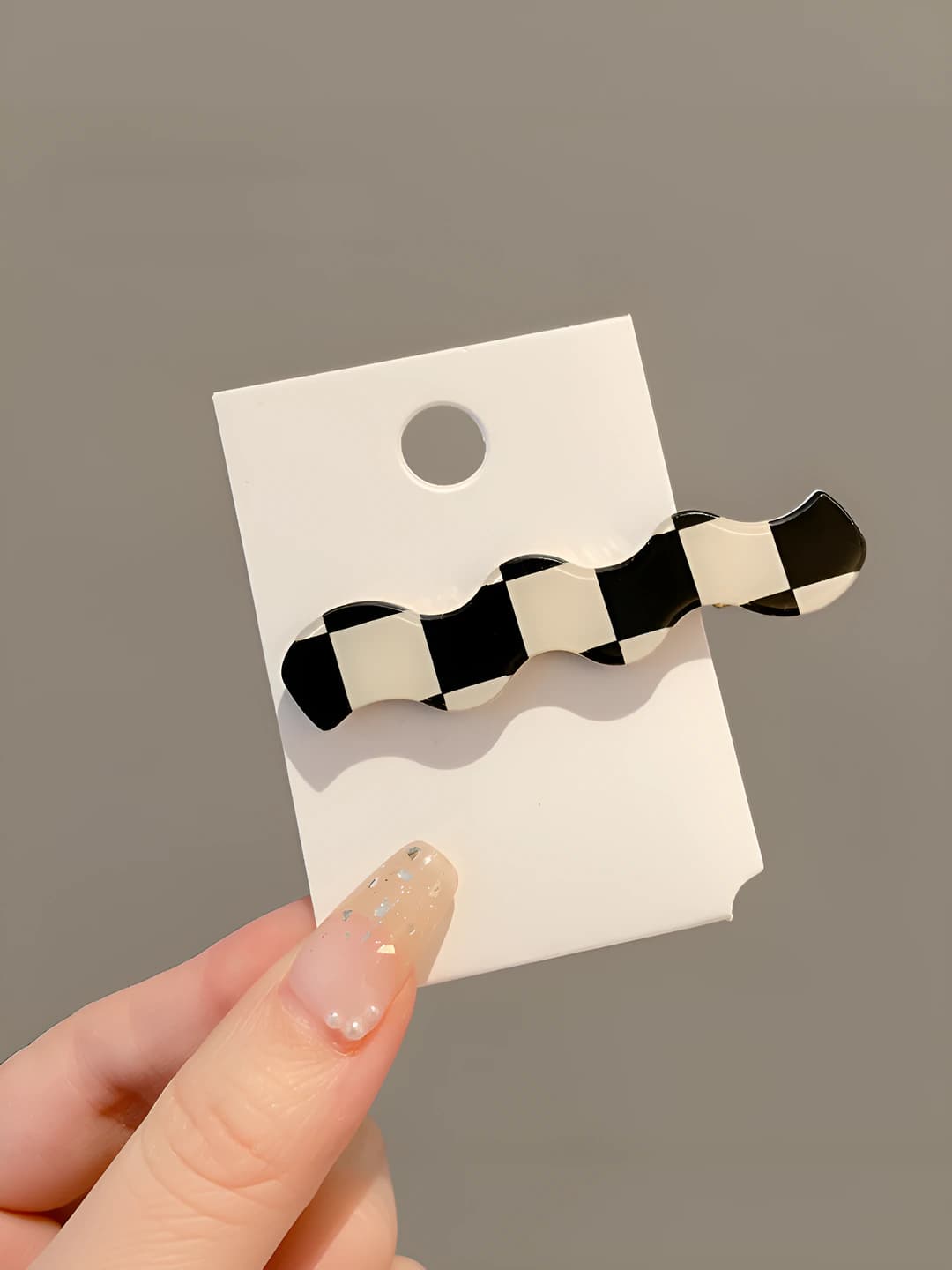 2# Black-white checkerboard curved clip, 6.7 cm