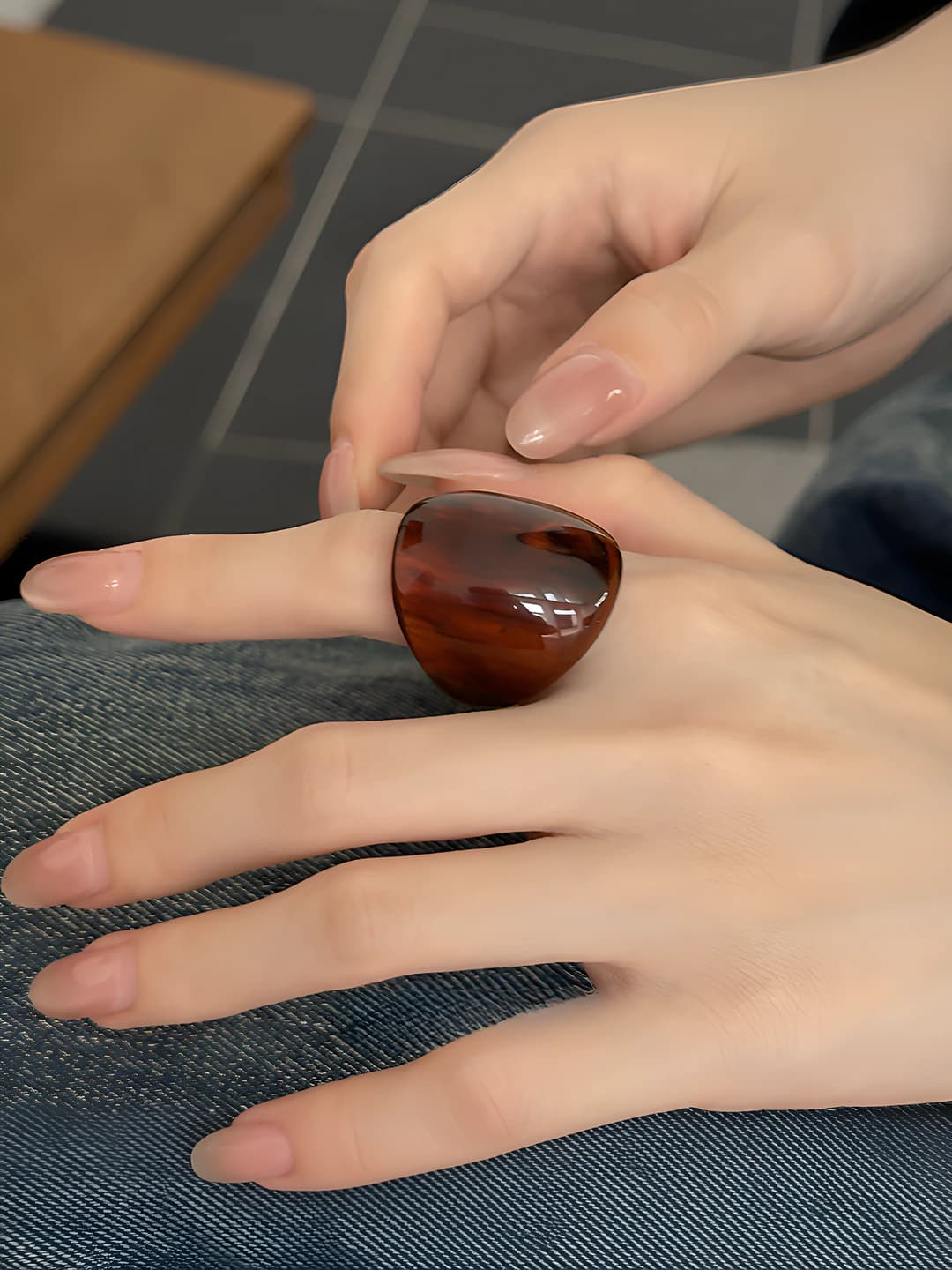 Ayollar uchun ko'k rangli geometrik shakldagi rezina uzuk