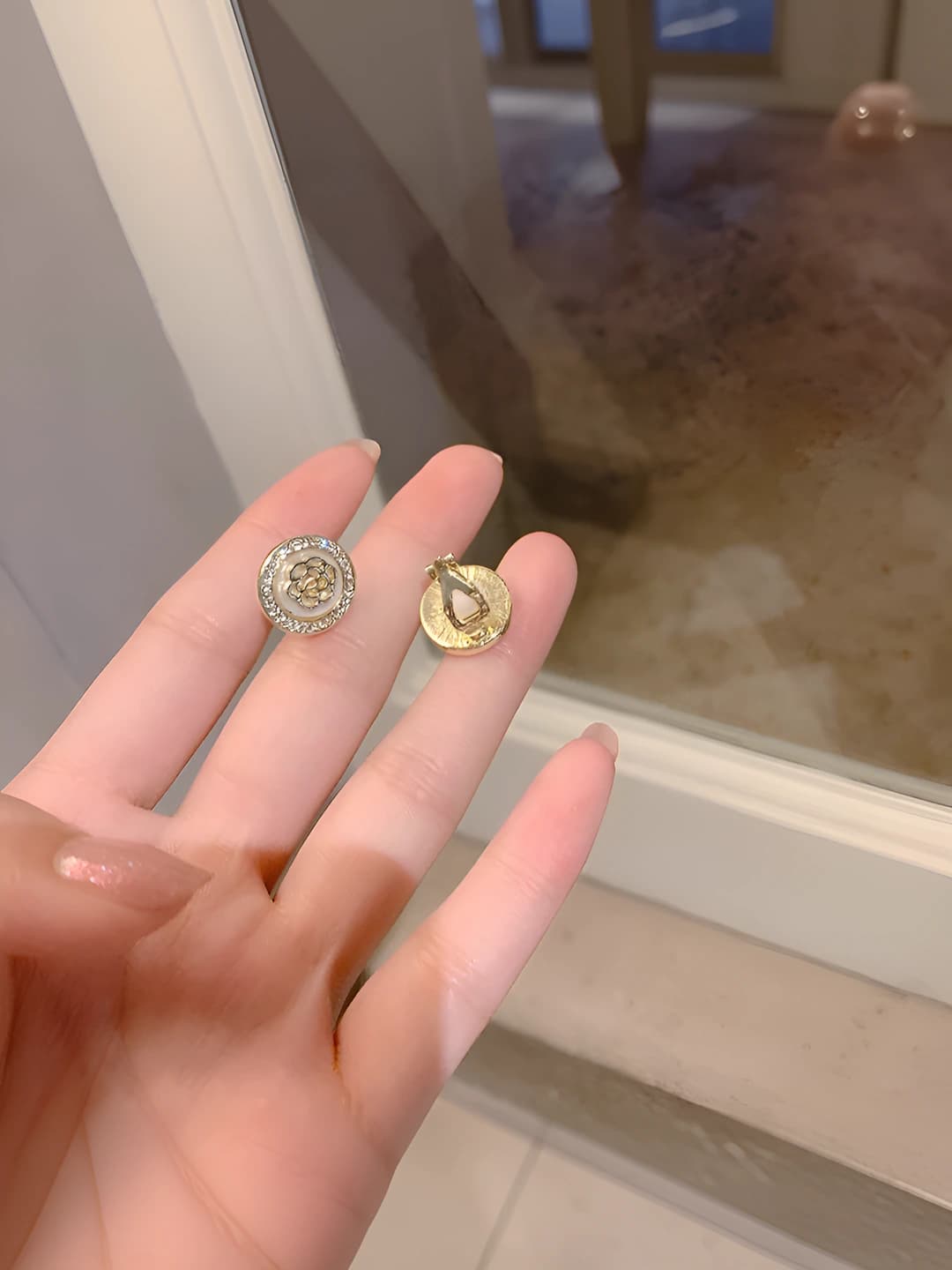Women's French-style shell cutout flower hoop earrings