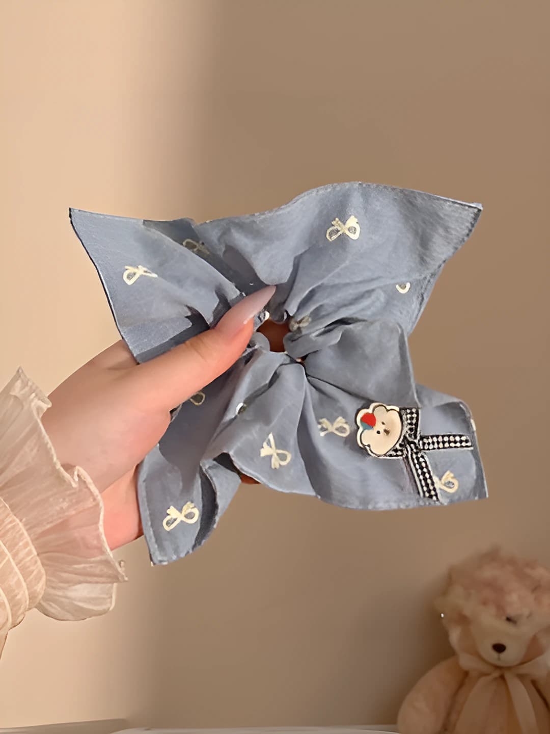 Blue bow, square