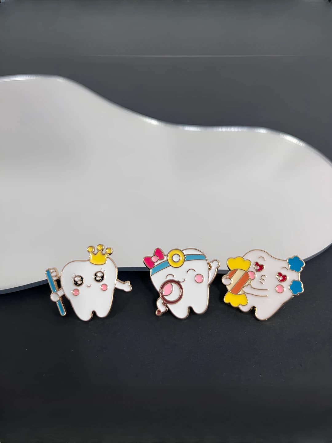 Women's cartoon tooth brooch, metal accessory for sweater