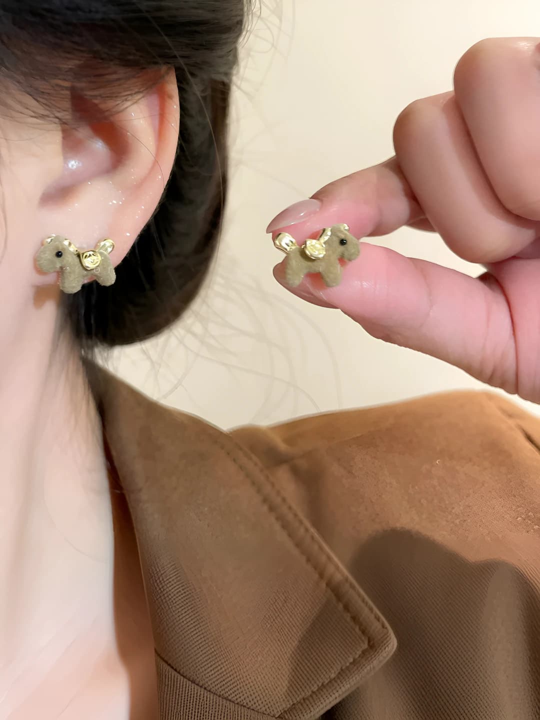 Coffee felt horse stud earrings