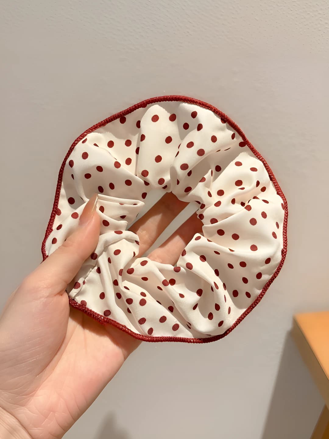 White polka dot, 14 cm