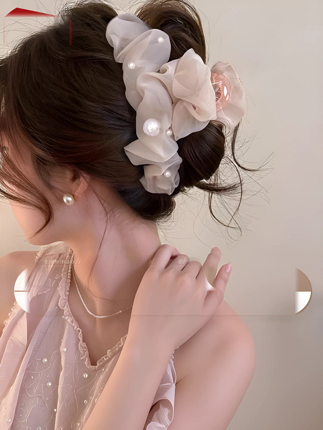 Pink, pearl mesh clip