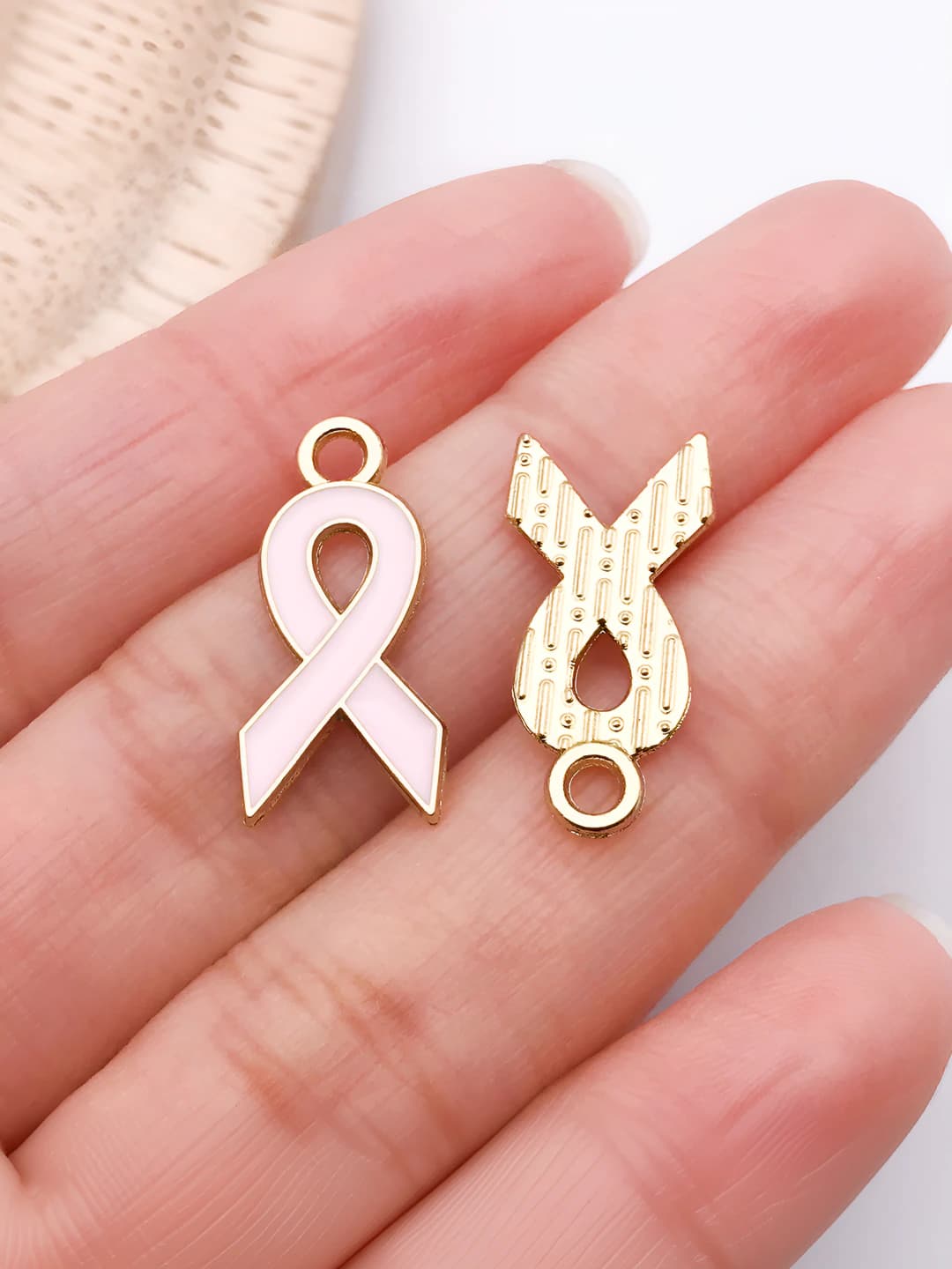 1 small pink bow, 20.5x10x1mm, 0.5g