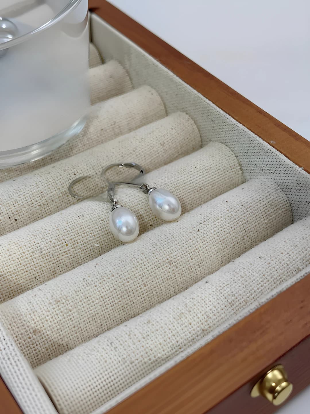 Drop pearl earring