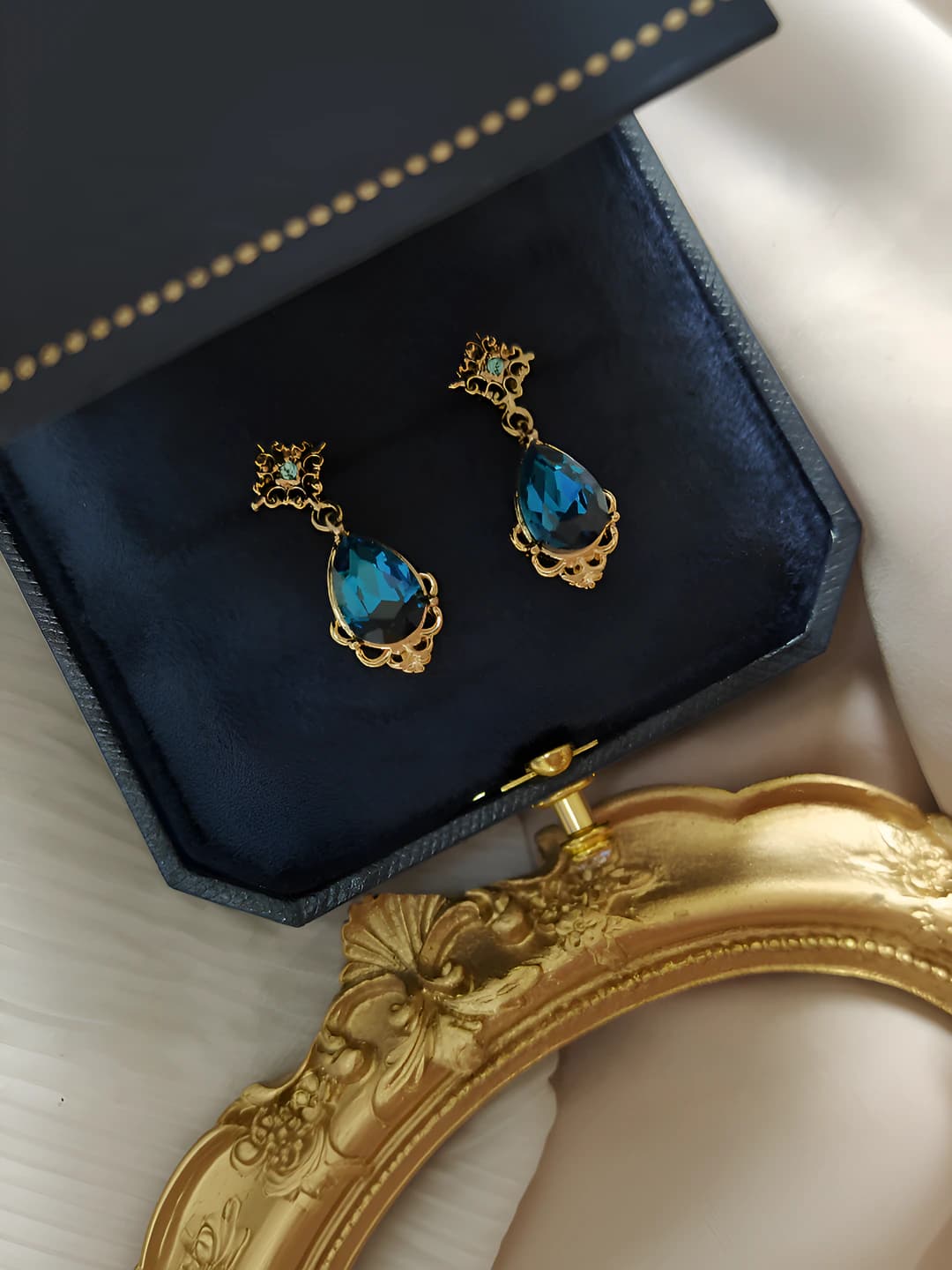 Women's teardrop sapphire earrings, light luxury style