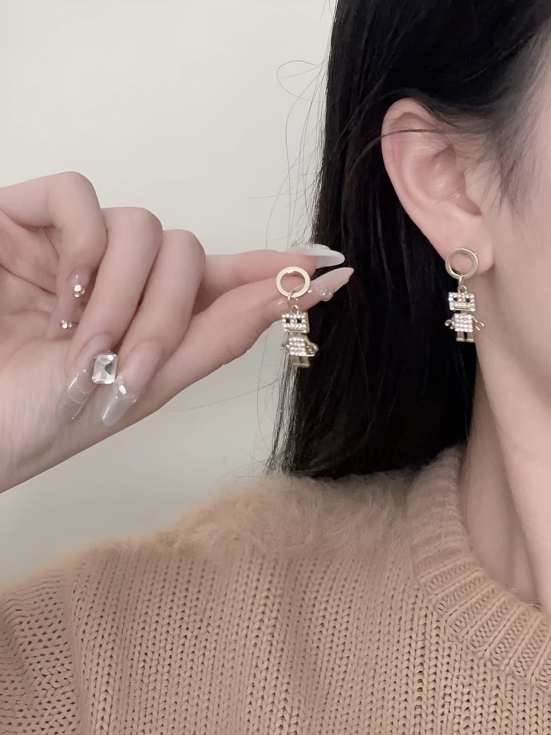 Геометрические серьги-гвоздики с роботом для женщин, новый элемент дизайна 2026
