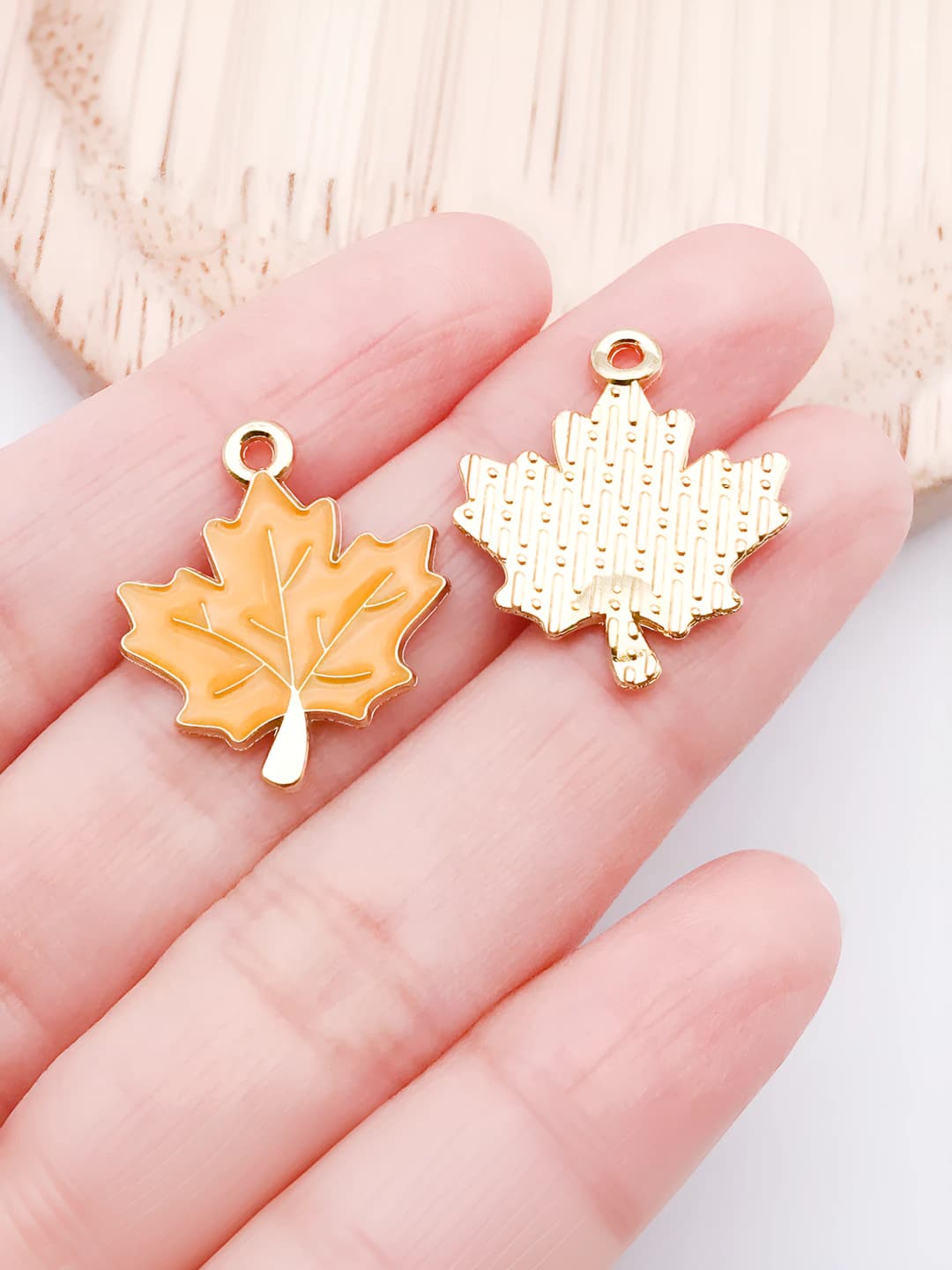 Жёлтый кленовый лист 23x19x2mm