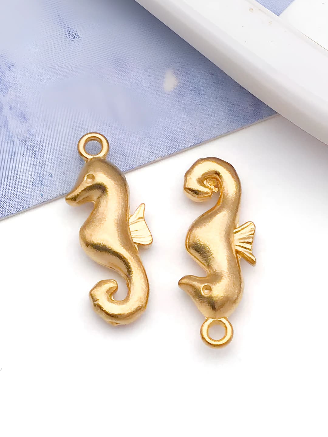 1 dona 6x17x3mm, 1.1mm teshik, to'liq kichik dengiz ot - 0.76g