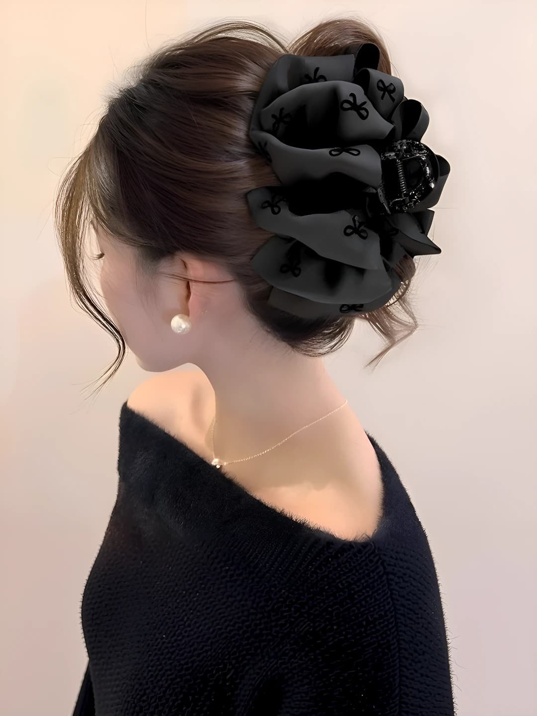 1# Black bow claw clip ~13cm