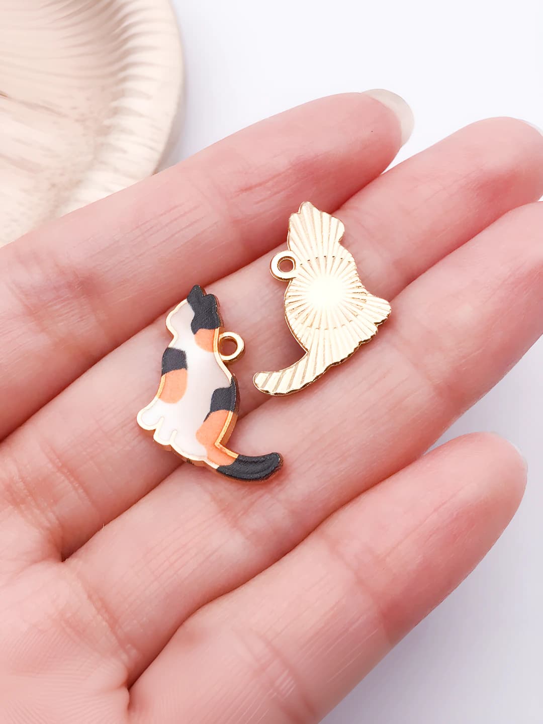 Oq print uch rangli pashsha 18x18mm-0.9g