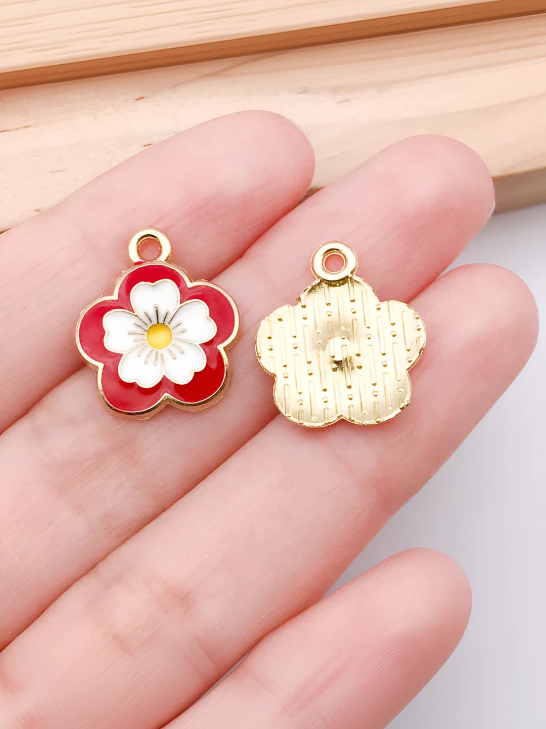 1 dona Qizil 5 bargli sakura guli 18x15x2mm-0.8g