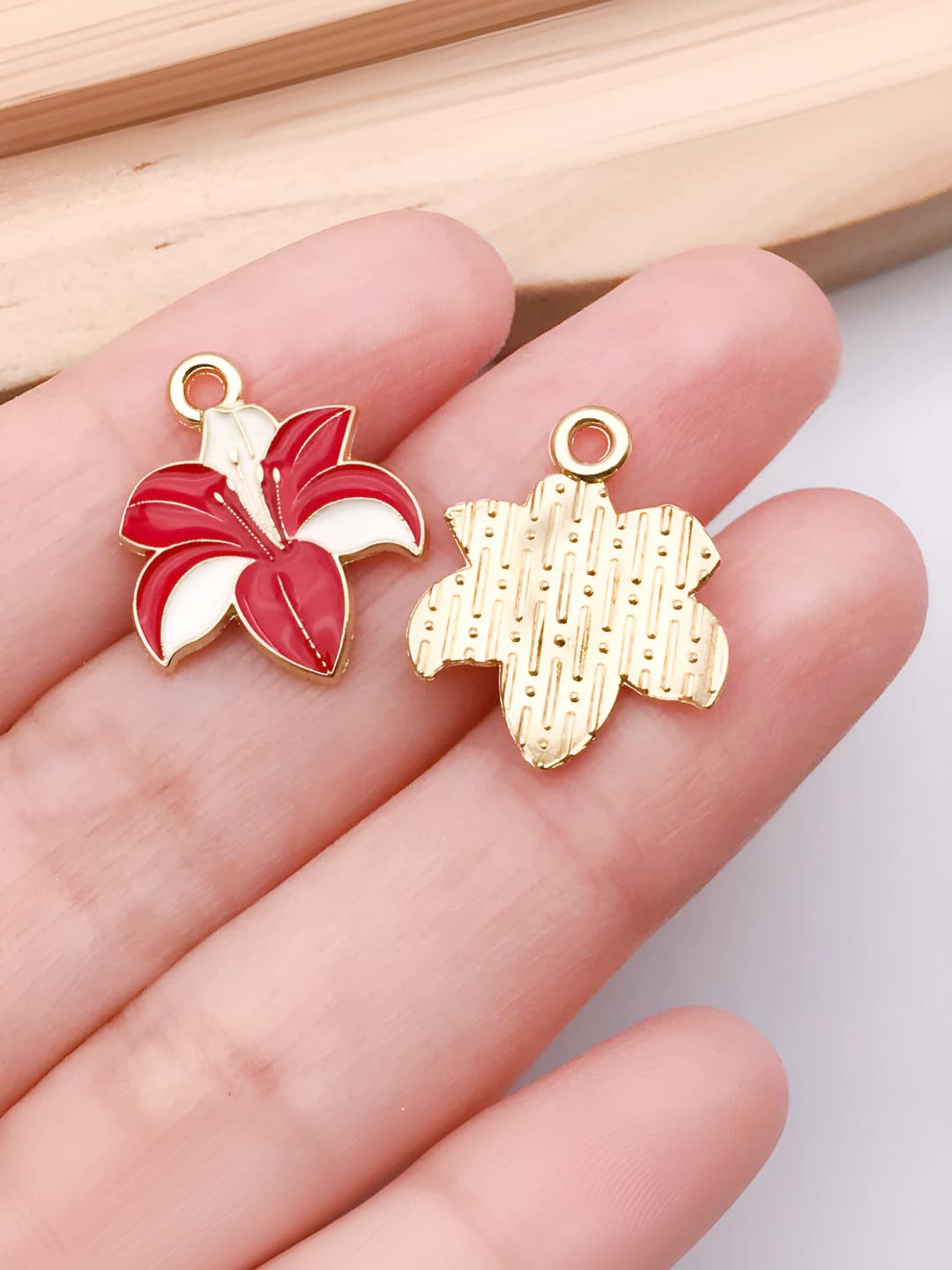 1 dona Qizil ikki rangli liliya 19x16x2mm-0.8g