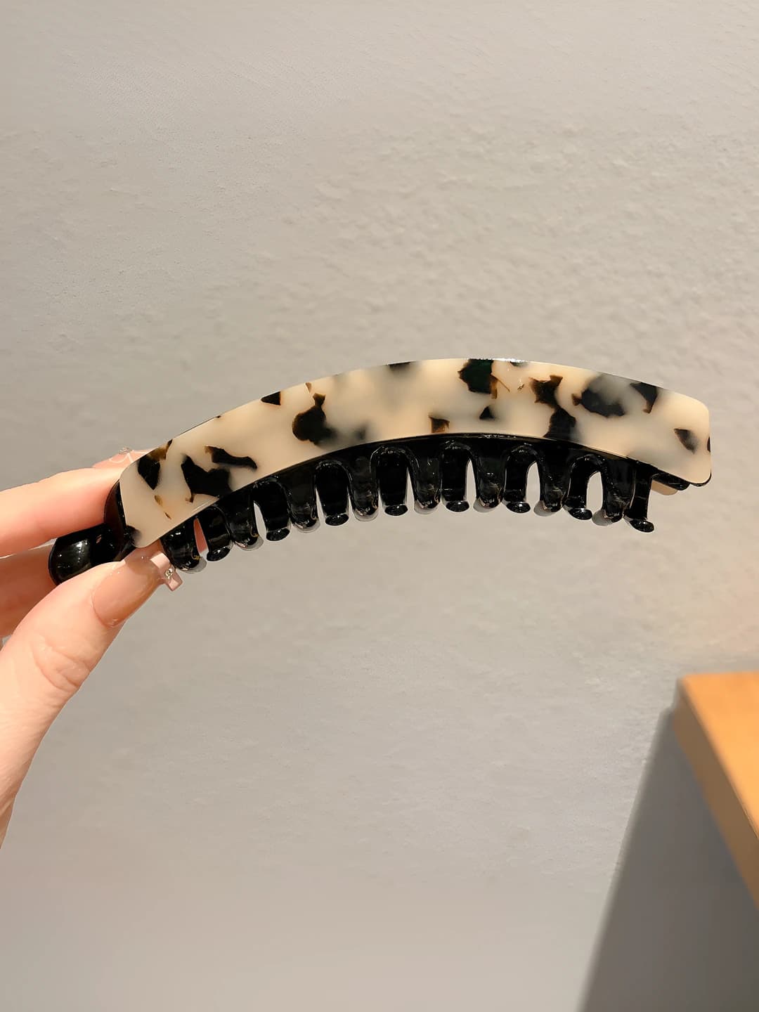 1# Large banana clip [Light tortoise] approx. 13 cm