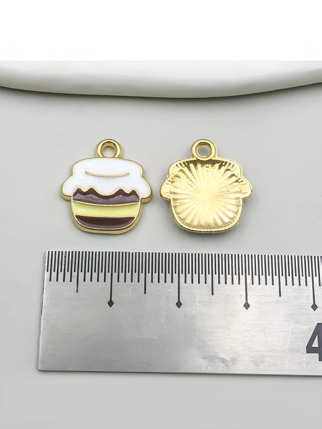 Qora asalar, sariq asos, 15x14mm, 1.2g