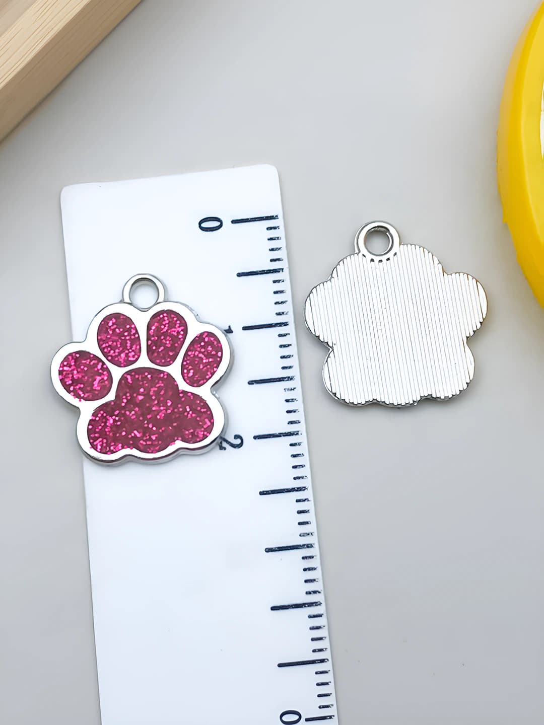 Белый K малиновый с золотом коготь медведя 17x16mm-1.1g