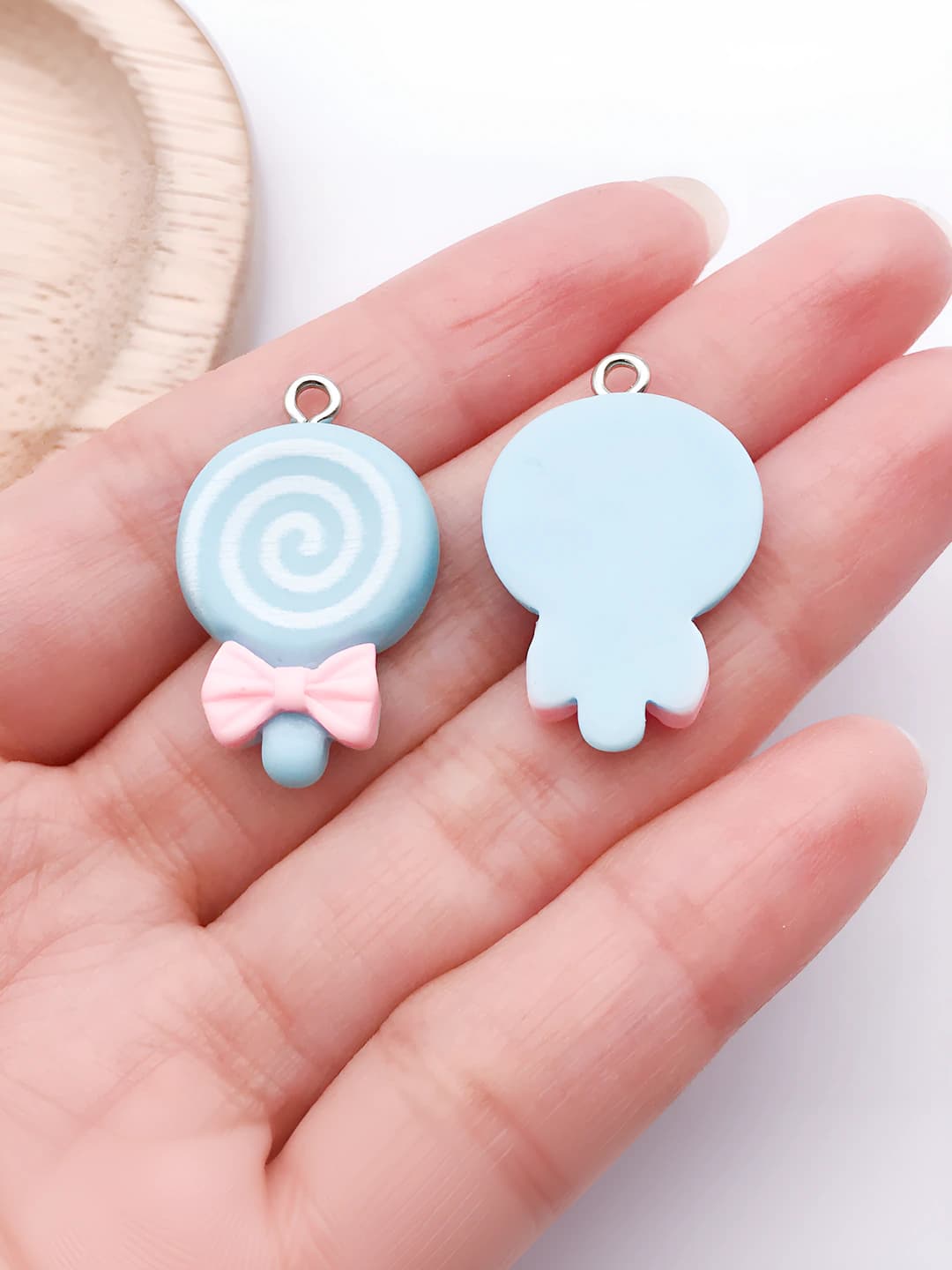 1 dona ko'k rangli rezin bow shakllangan lolipop 28x18x4mm-1.2g