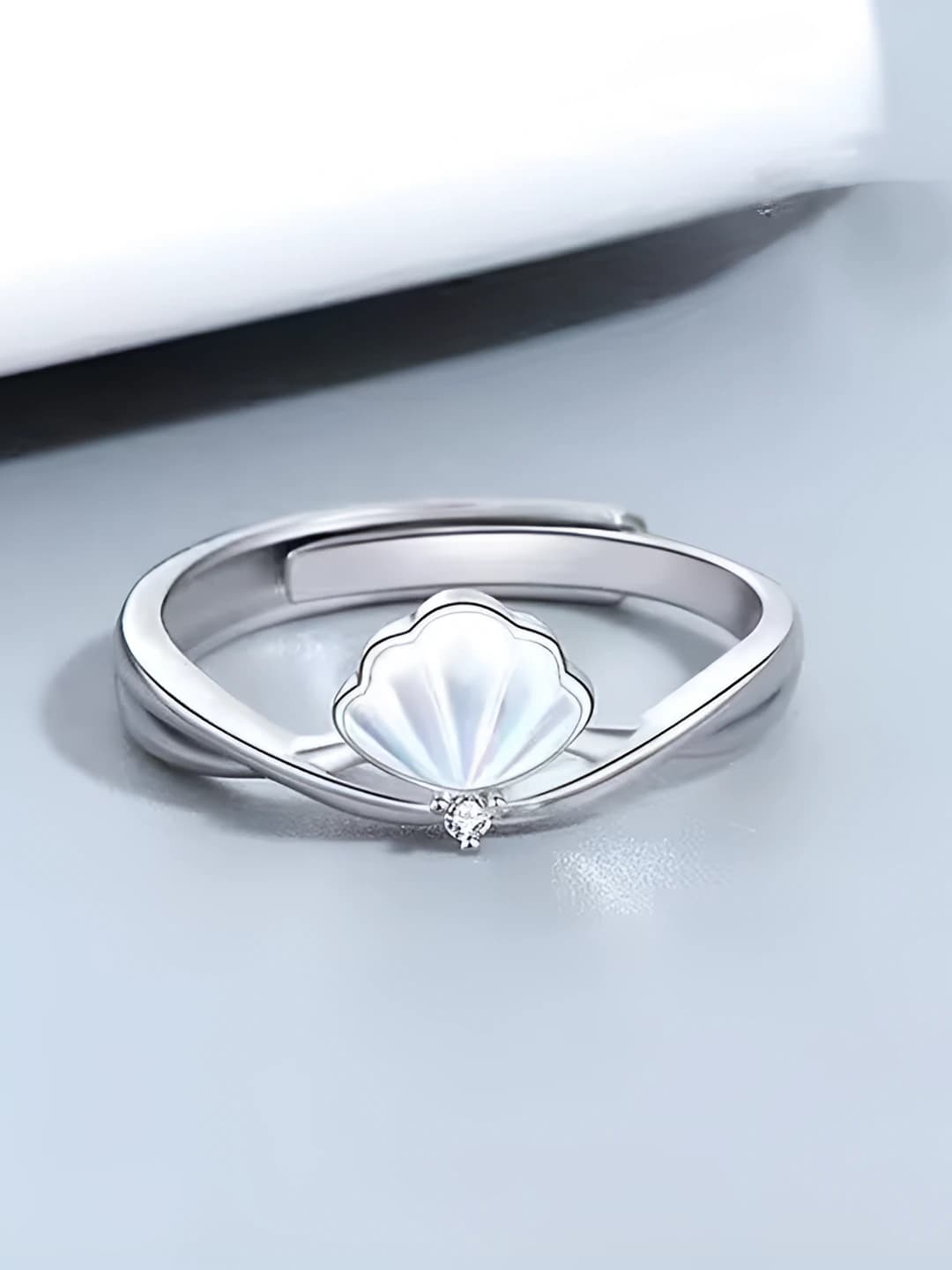Women's geometric white brass ring, shell design element, adjustable open ring, modern OL style