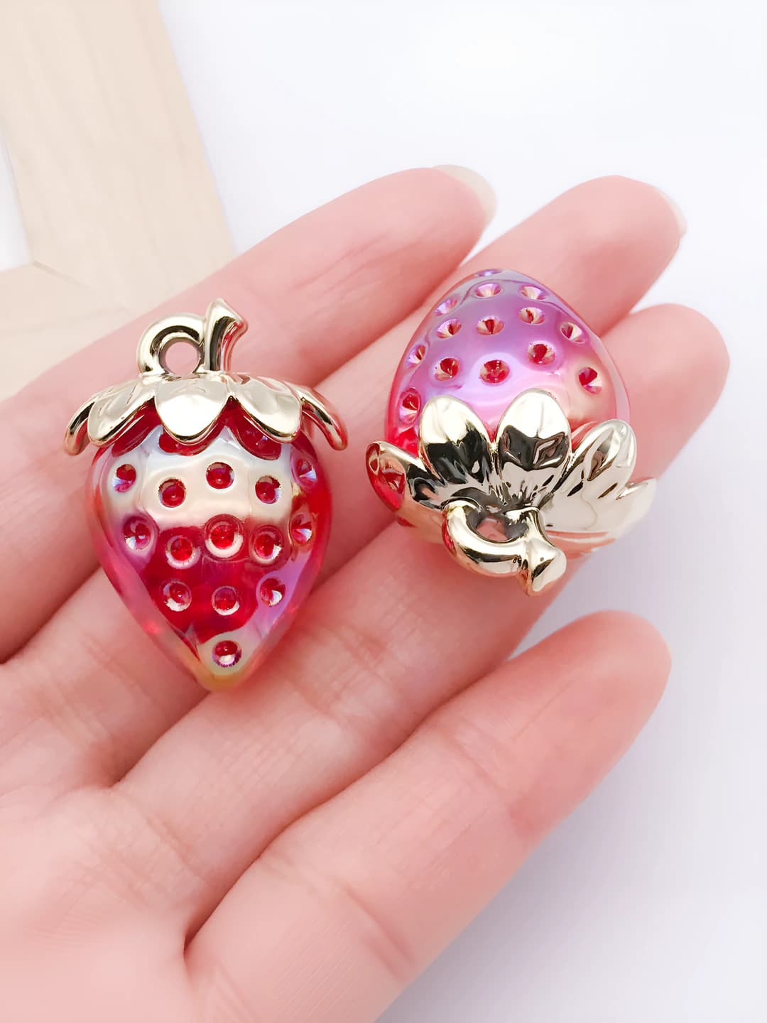 1 pc clear red AB resin strawberry 31x23mm