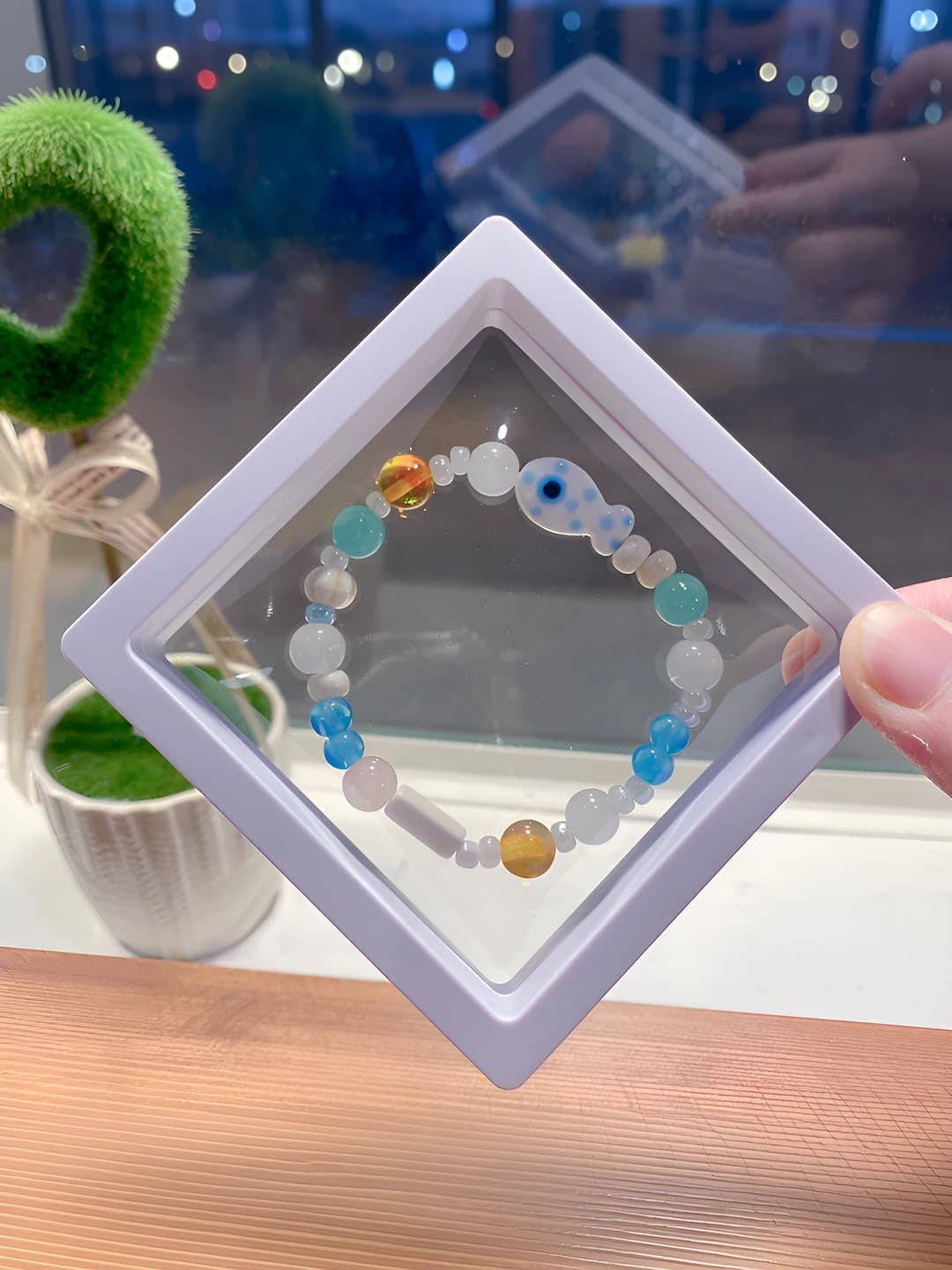 IR22 White fish bracelet (box)