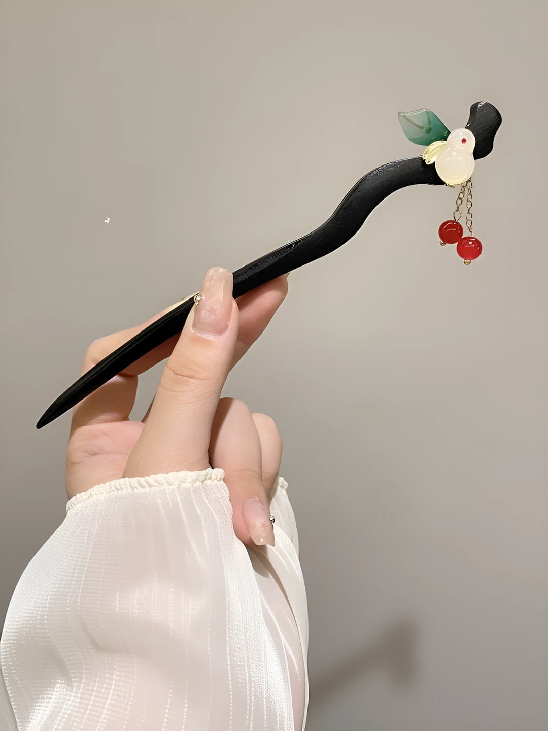 66# Yashil bargli quyon osma qizil marvaridli soch qoqchi (sumkada) 17cm