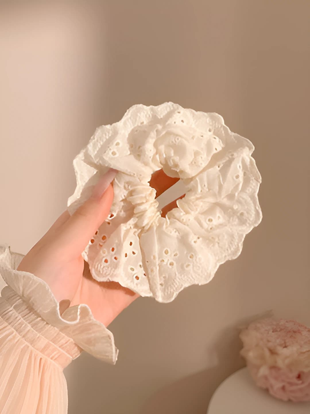 White embroidered lace, 10.5 cm
