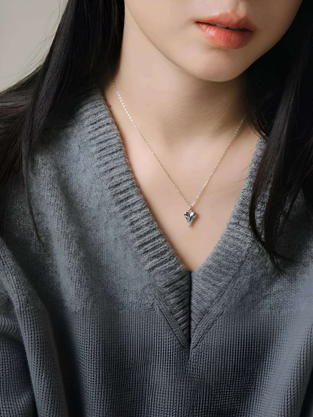 Women's stainless steel sharp point heart pendant necklace, simple and elegant design, cage chain