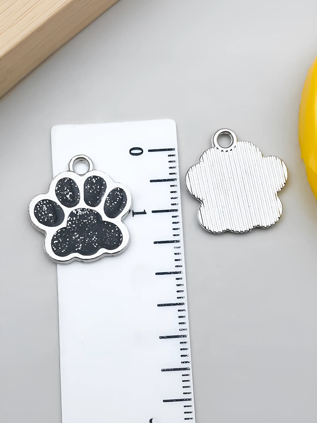 Белый K чёрный с золотом коготь медведя 17x16mm-1.1g