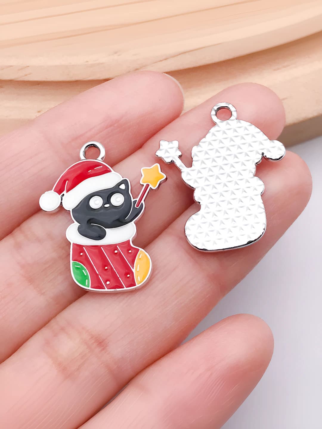 White K red sock cat 25x20mm-1.4g